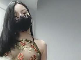 新人校花主播蓝兔子激情自慰大秀：无毛嫩穴湿漉漉，扇子舞撩人至极！