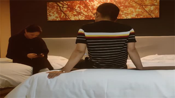 偷拍甜美空姐竟是温柔人妻！真空制服私密流出片段内部实拍