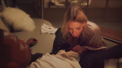 深夜丈夫熟睡时 饥渴妻子被邻居大叔强行骑乘 内射中出淫水四溅